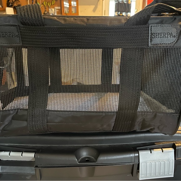 Sherpa Deluxe Pet Carrier - Picture 5 of 8